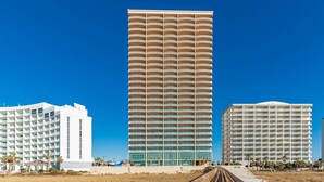 Ein hohes, mehrstöckiges Hotel mit einem zentralen Atrium und Balkonen.