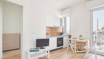 Appartement (0 Bedroom) | Coin séjour | Télévision de 32 pouces avec chaînes par câble