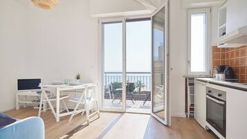 Appartamento (0 Bedroom) | Area soggiorno | TV 32 pollici con canali via cavo