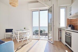 Appartement (0 Bedroom) | Woonruimte | Een 32-inch televisie met kabelzenders