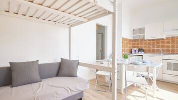 Appartamento (0 Bedroom) | Area soggiorno | TV 32 pollici con canali via cavo