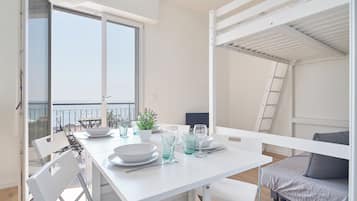 Appartamento (0 Bedroom) | Area soggiorno | TV 32 pollici con canali via cavo
