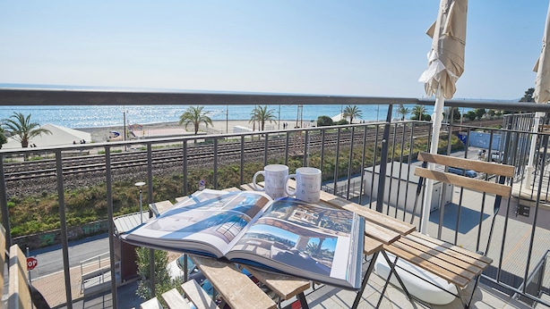 A balcony with a view of the sea, a magazine, and two mugs. - Italianway - Il Faro (Borghetto Santo Spirito)