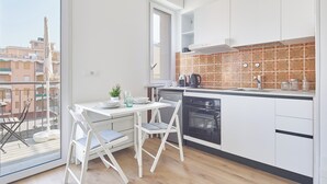 A modern kitchen with white cabinetry, a black oven, and a tiled backsplash. - Italianway - Il Faro (Borghetto Santo Spirito)