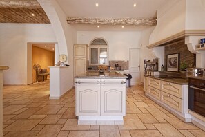 Fridge, microwave, oven, stovetop - PRESTIGE VILLA BASSIN 15X5 AIR-CONDITIONED (Saint-Rémy-de-Provence)