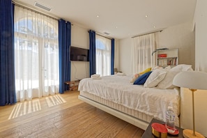 3 bedrooms, desk, iron/ironing board, travel crib