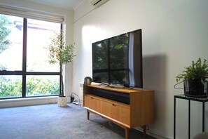 Living area - Tree Top Retreat - Cosy, Light Filled, Centrally Located, 1BR (St Kilda)