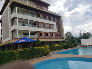 2 albercas al aire libre, sombrillas en la alberca y camastros