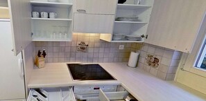 Cafeteira/chaleira, geladeira, fogão, cooktop