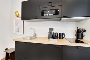 Geladeira, fogão, cooktop, cafeteira/chaleira