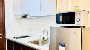 Refrigerador, microondas, parrilla de estufa y tetera eléctrica