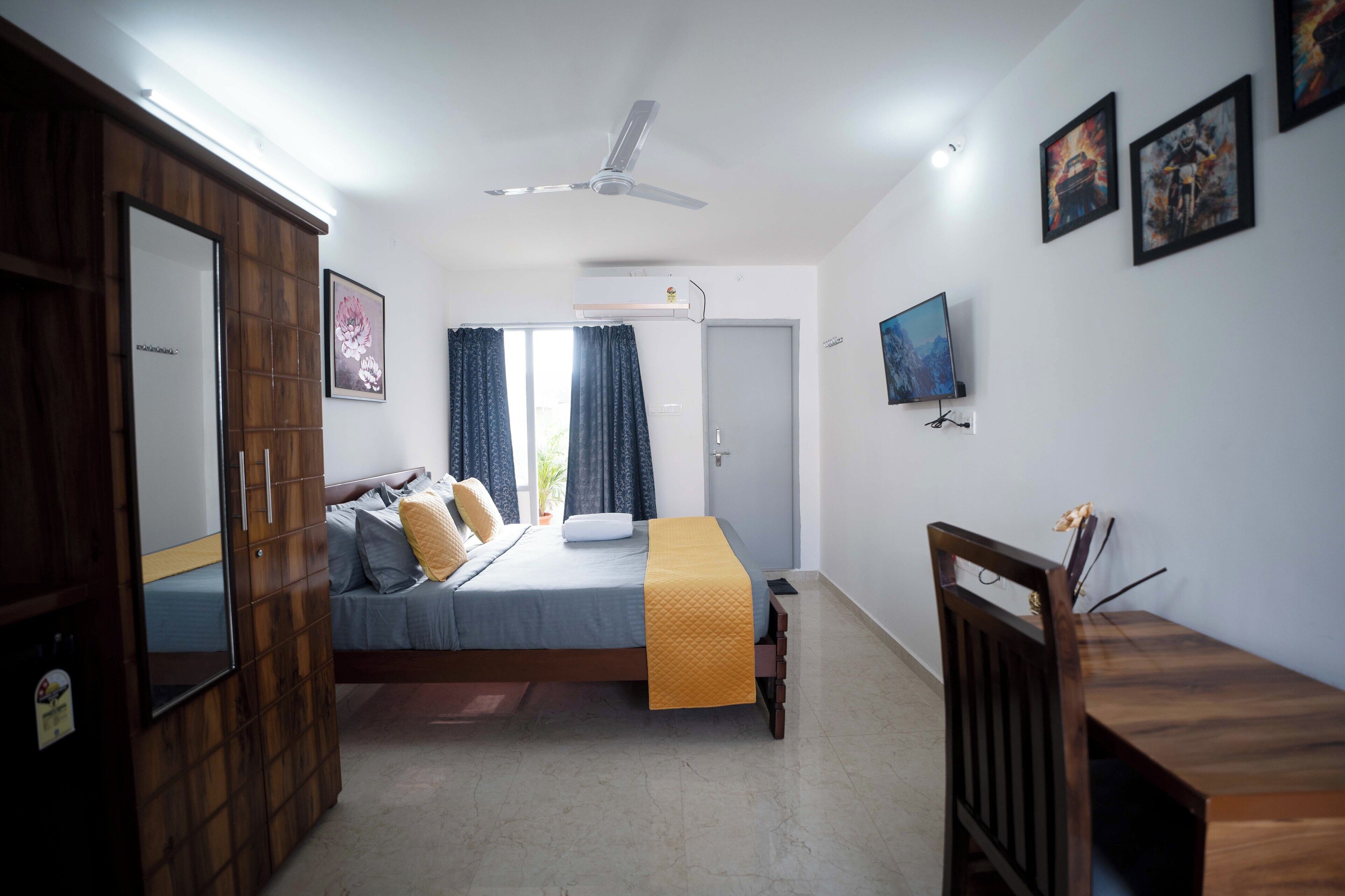 Studio, Kitchenette | In-room safe, iron/ironing board, free WiFi