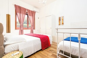 2 habitaciones, tabla de planchar con plancha y cuna de viaje 