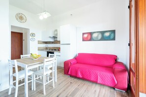 Smart TV - Wonderful Holiday Home in Baia Del Silenzio Bay by the Crystal Sea (Augusta)