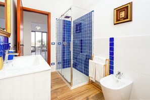 Dusche, Haartrockner, Bidet, Handtücher