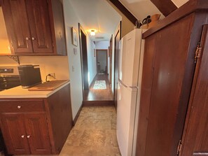 Kühlschrank, Herdplatte, Wasserkocher mit Kaffee-/Teezubehör