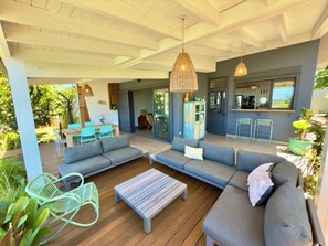 Outdoor dining - Villa Acacias, 4-bedroom villa with swimming pool in lovely L'Étang-Salé (L'Étang-Salé)