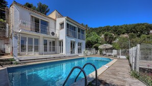 A two-story house with a swimming pool, a wooden deck, and a fenced garden area. - Haut de Villa Helvétie - Welkeys (Toulon)