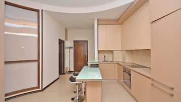 Fridge, cookware/dishes/utensils