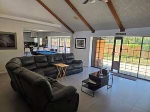 Smart TV, fireplace, printers - Charming private 4-bedroom estate on over 1 acre of land. (Sarasota)