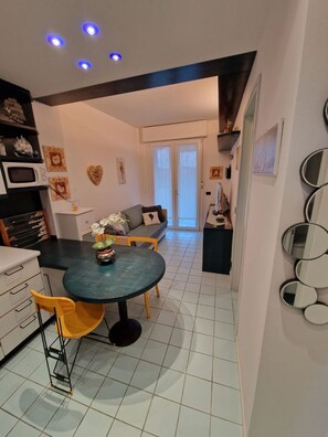 Apartamento, 1 quarto, terraço | Sala de jantar