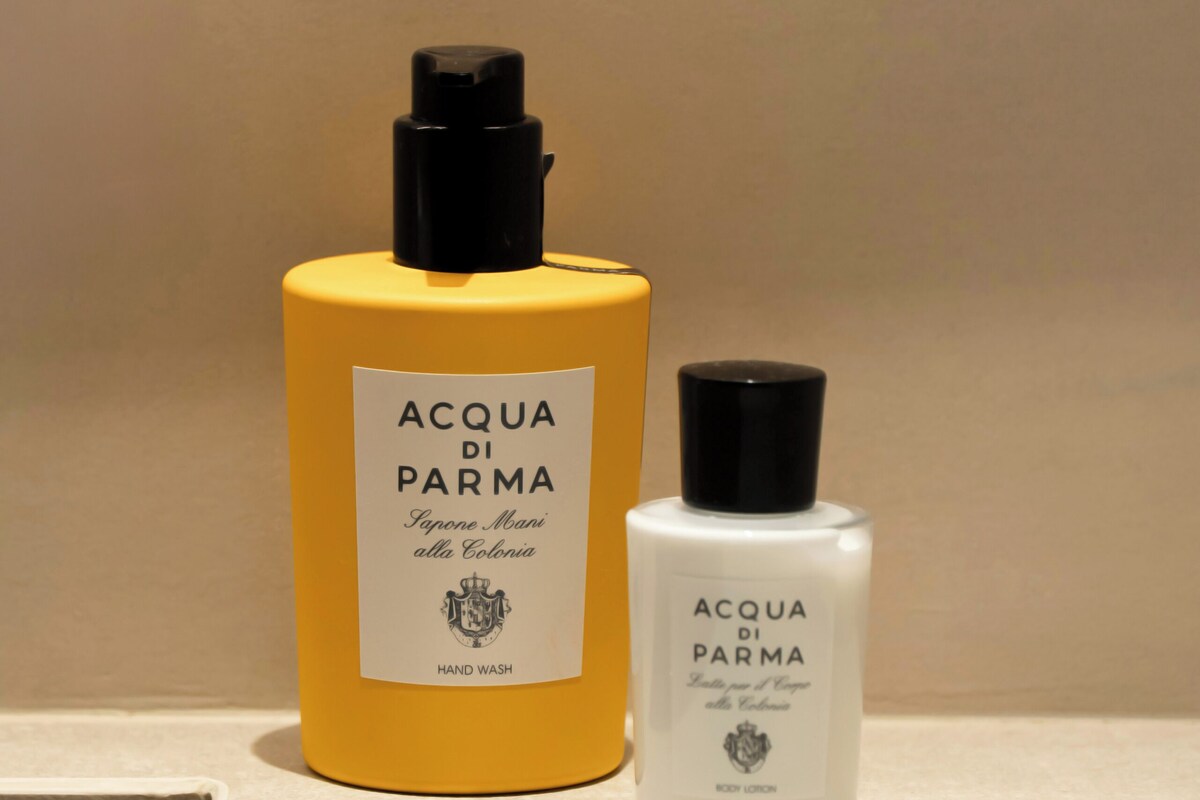 Duas embalagens de sabonete líquido Acqua di Parma sobre uma superfície branca.