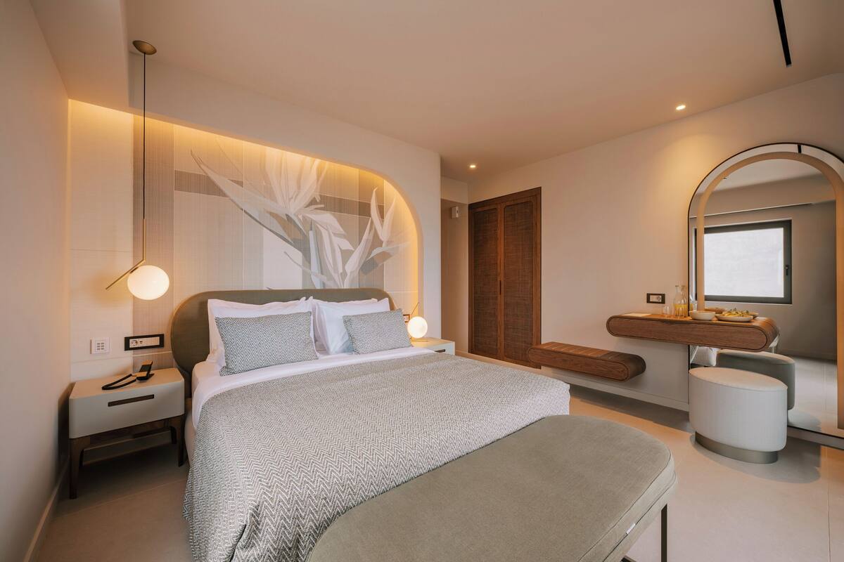 Elite Room | Premium bedding, minibar, in-room safe, laptop workspace