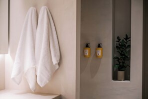 Elite Room | Bathroom | Shower, designer toiletries, hair dryer, bathrobes - Cento Palme (Rhodes)