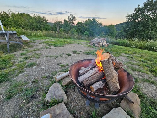 Hilltop Overlook with sweeping views, private entrance.  Cozy interior