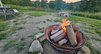 Hilltop Overlook with sweeping views, private entrance. Cozy interior
