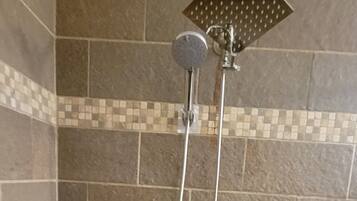 Douche, serviettes fournies, papier toilette