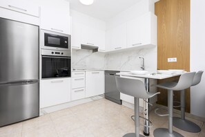 Réfrigérateur, micro-ondes, four, plaque de cuisson