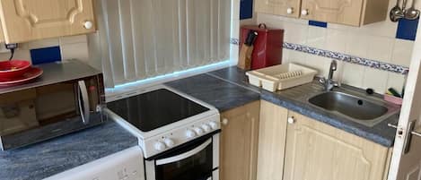 Microondas, horno, parrilla de estufa y lavavajillas