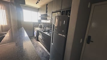 Geladeira, micro-ondas, fogão, cooktop