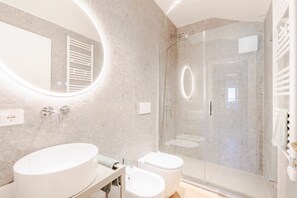 Shower, hair dryer, towels