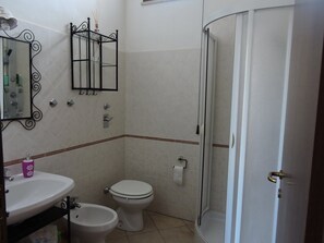 Douche, sèche-cheveux, bidet, serviettes fournies