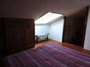 3 chambres, fer et planche à repasser, Wi-Fi, draps fournis