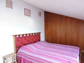 3 bedrooms, iron/ironing board, WiFi, bed sheets - House with infinity pool in the hills near the sea and Trapani (Fazio)