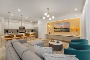 TV - 4150 Windsor Island 14 guests near club brand new (Davenport)