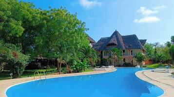 Una piscina al aire libre