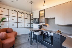 Kühlschrank, Mikrowelle, Ofen, Herdplatte