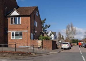 Exterior - Stylish 1-Bed Apt | Free Parking | Near Heathrow & Local Station (Rickmansworth)