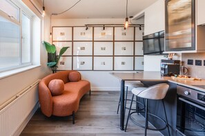 Kühlschrank, Mikrowelle, Ofen, Herdplatte