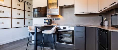 Kjøleskap, mikrobølgeovn, ovn og kokeplater