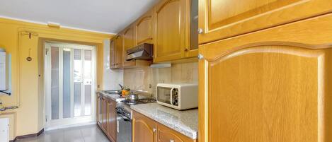 Frigorifero, microonde, forno, piano cottura