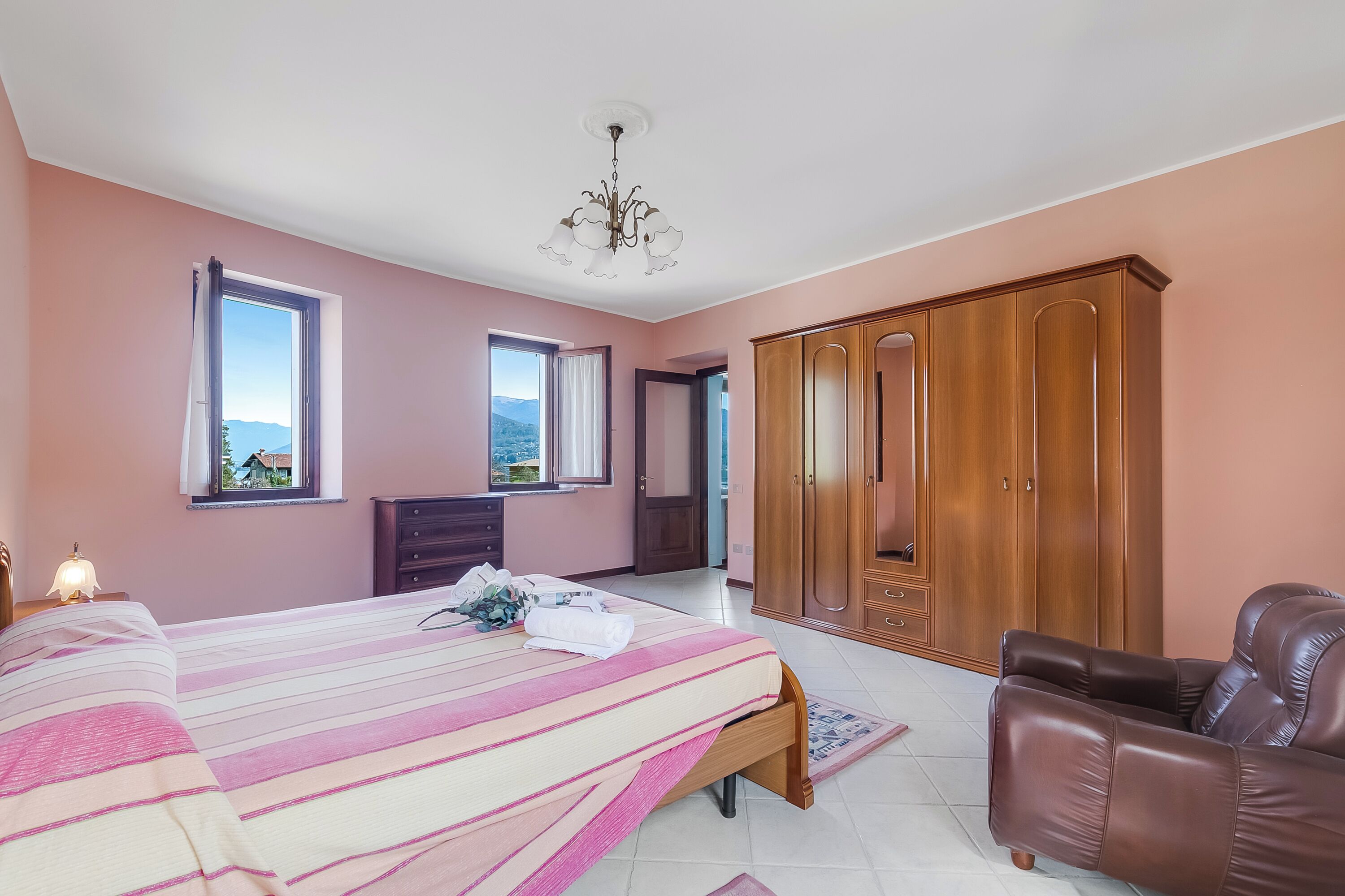 2 habitaciones, tabla de planchar con plancha y wifi gratis 
