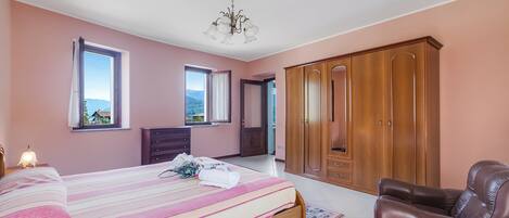 Appartement Familial, plusieurs chambres (Old Pella 100m to Orta Lake)