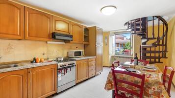 Apartemen Keluarga, 2 kamar tidur, microwave (Old Pella: 100m to Lake Orta, Terrace) | Dapur pribadi