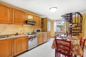 Appartement familial, plusieurs chambres (Old Pella 100m to Orta Lake) | Cuisine privée | Réfrigérateur, four à micro-ondes, un four, surface de cuisson