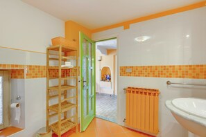 Shower, hair dryer, bidet, towels